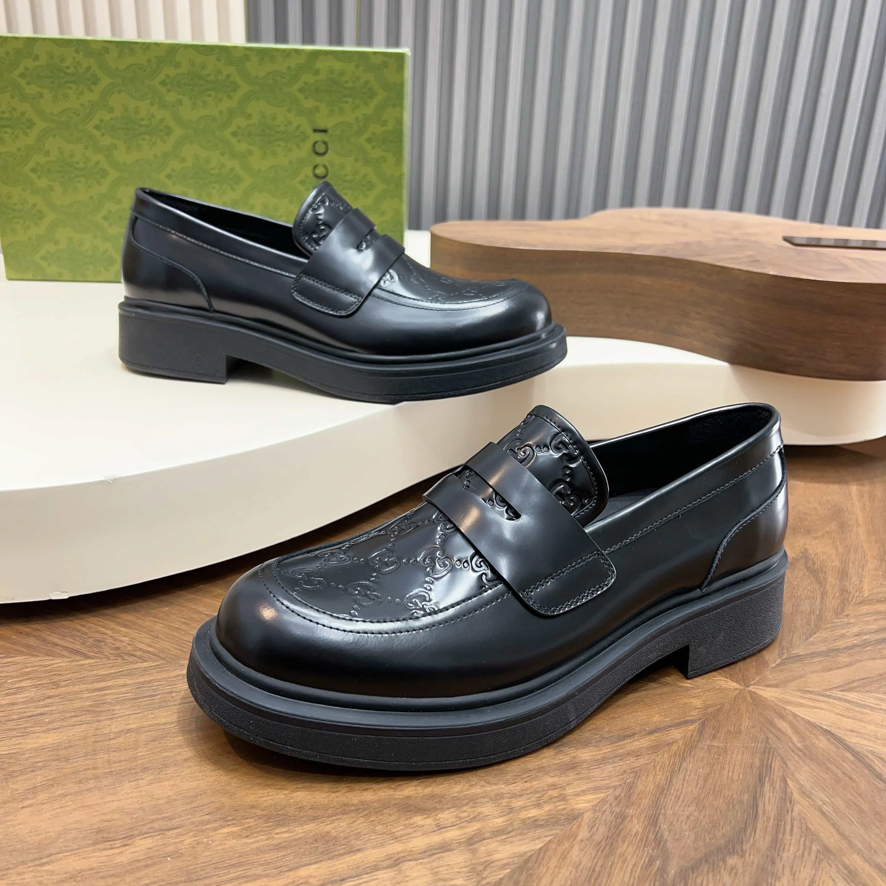 💰780 Gucci/Gucci new men’s lace-up shoes with GG details, matte cow leather derby shoes! The design of this men's lace-up shoe is rooted in the brand's heritage. Crafted from premium waxed cow leather, it is embellished with GG printed embossed suede leather details, a nod to Gucci's iconic monogram. The rubber sole decorated with GG pattern adds a touch of modern fashion to this design. Typical three-joint style design. European and American classic version, full calfskin lining. The overall upper texture is soft and the lining is comfortable and breathable. 2CM thickened soft rubber sole, easy to control. Versatile and stylish upper foot, multiple colors available to meet different matching needs, complete package! Size: 39-40-41-42-43-44 leather shoe size (38.45.46 can be customized)